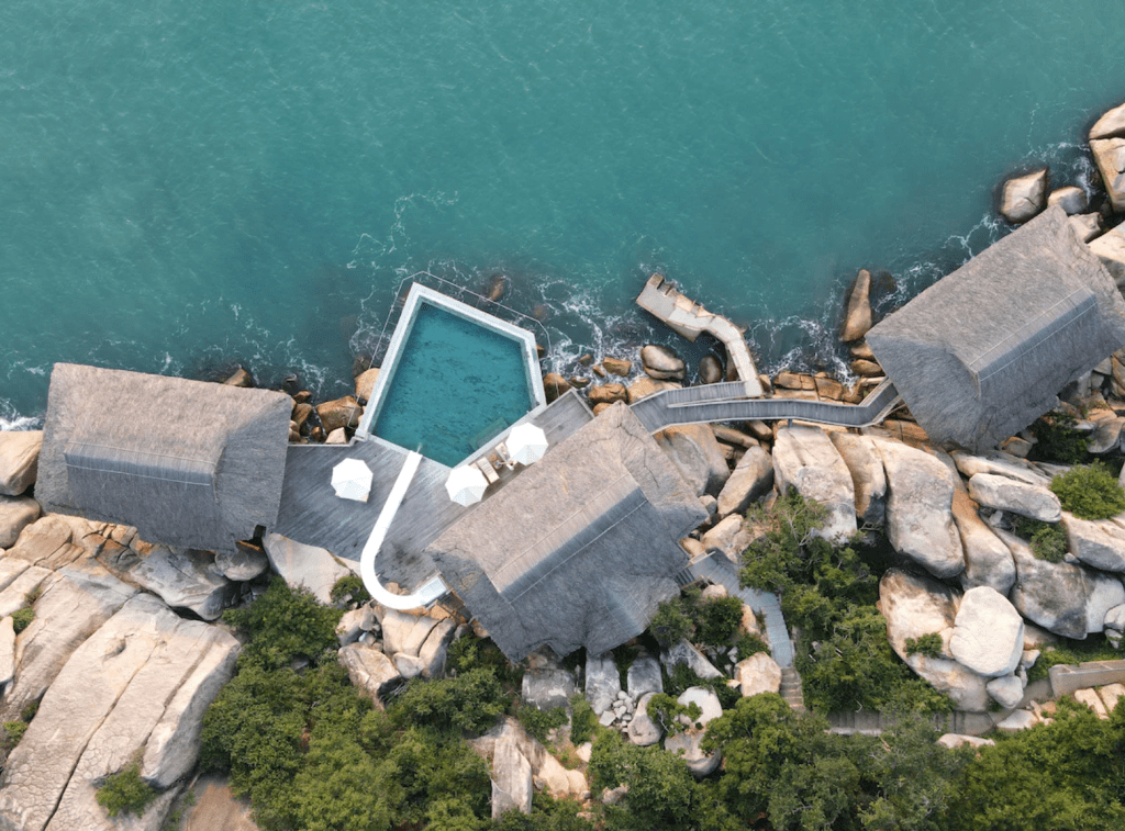 Hidden between rocks and waves