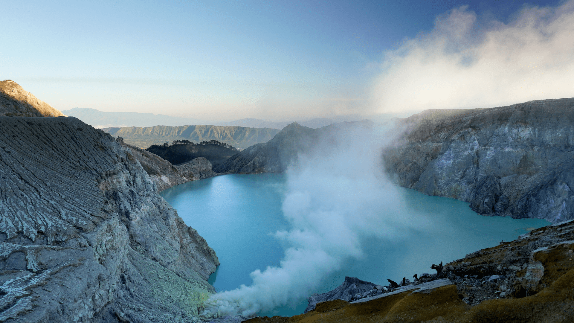 A volcanic crater lake famous for its turquoise acidic water and sulfur fumes. Nearby is the phenomenon of the “blue fire” at night